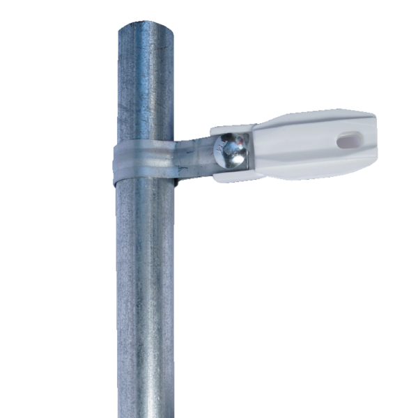 Aislador de paso o esquina de color Blanco con abrazadera incluida de 33-38mm para uso en tubería de malla ciclónica. - SFIRE SFABRAZADERAW. Automatización  e Intrusión SFIRE SFABRAZADERAW